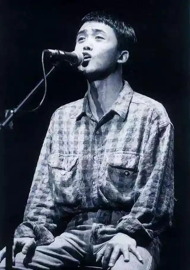 深意的一句:"昔日张楚已离世,我亦迷失在疯狂边缘,而窦唯则似超凡脱俗