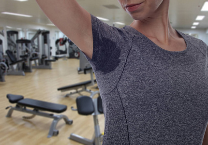 出汗女性体育女性腋窝出汗在健身房.蒸腾的污点.