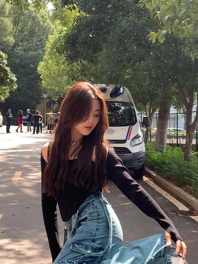 杨超越黑色方领上衣搭破洞牛仔裤街头随拍 蹦跳可爱尽显青春活力