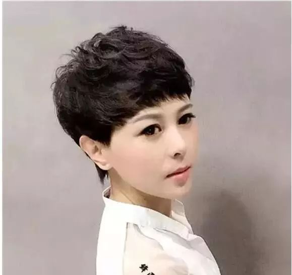 女士短发纹理烫发型
