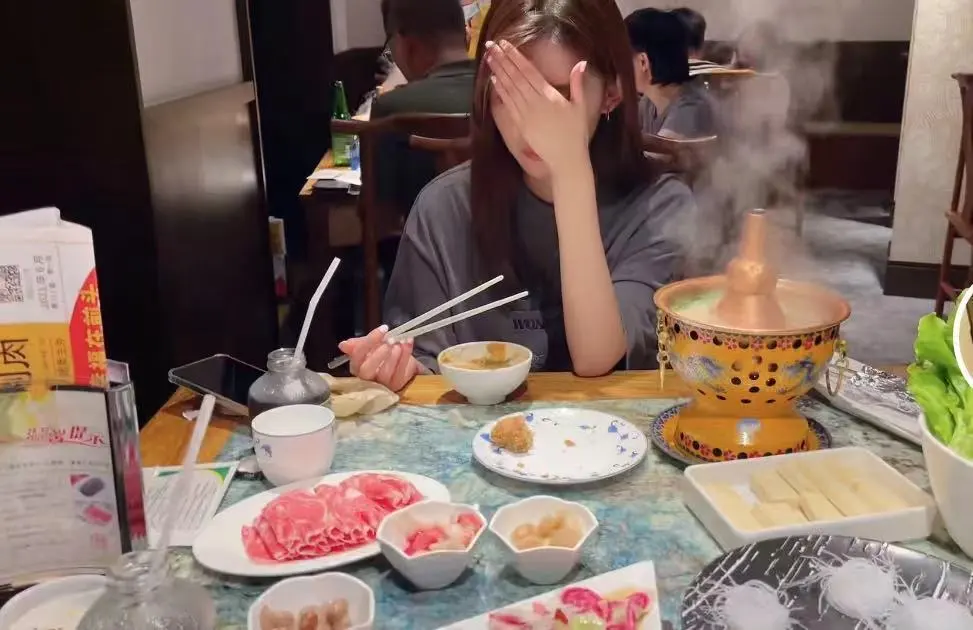 赵丽颖表弟带女友吃火锅坐标曝光意外透露颖宝最近在陪孩子