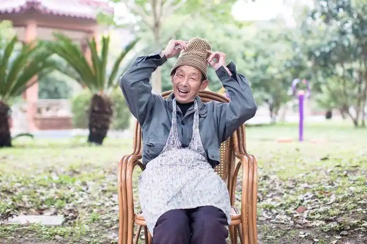 「gg竞舞台」用餐时如何保持社交距离荷兰一餐馆试验玻璃温室