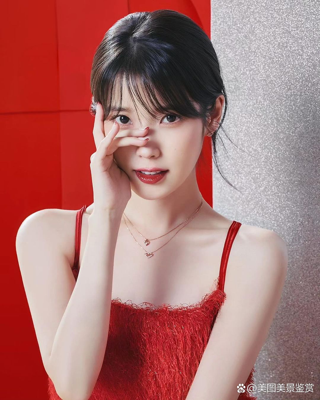 韩国全能明星李知恩惊艳写真,iu身着性感服装,展现出完美的身材和迷人