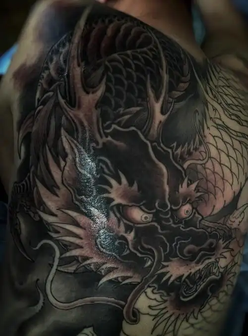 满背黑白大邪龙纹身图案经典霸气