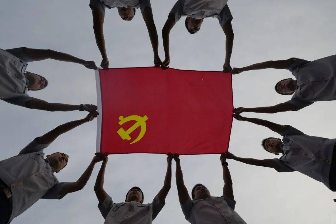 或三个一群,或五个一伙,争相与党旗合影,各种造型创意十足,他们以这种