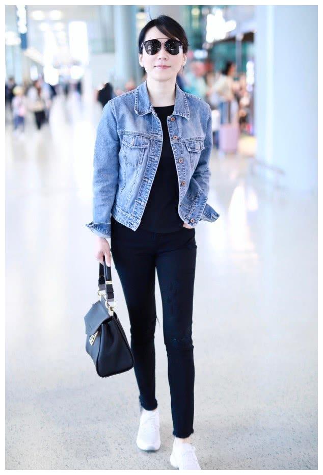 黑色高领上衣搭配黑色牛仔裤,不仅舒适般配,而且让俞飞鸿为所有人