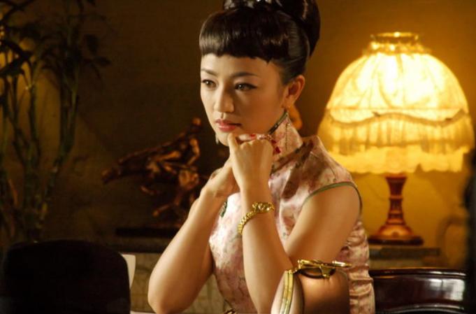 《纸醉金迷》:袁园被毁清白 电视剧《纸醉金迷》中,袁园被毁清白是在