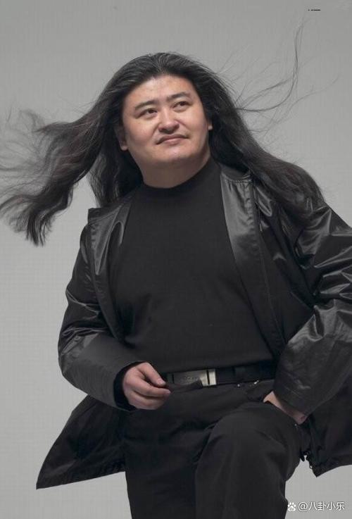 58岁刘欢满头银发现身春晚彩排现场和之前判若两人走路需搀扶