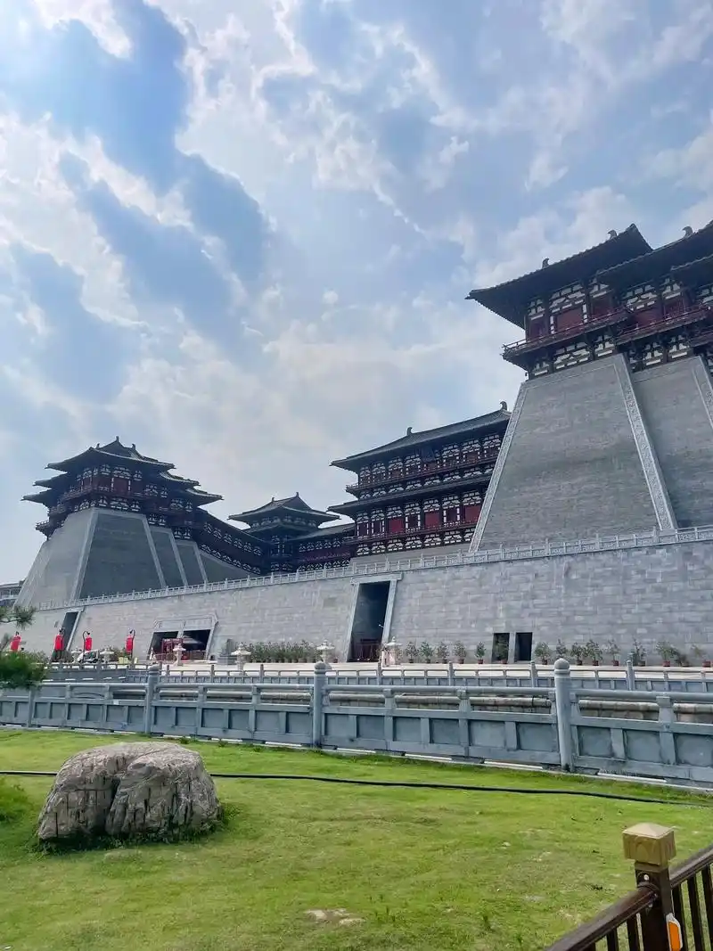 在隋唐洛阳城应天门遗址博物馆的参观中