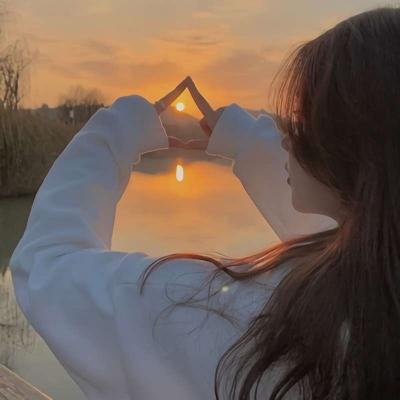 女生头像晚霞高清唯美侧脸看夕阳余晖的女生头像图片