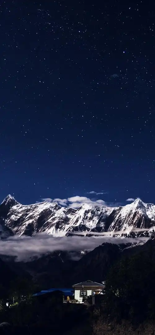星空,雪山,村落灯光组成的超美自然风景