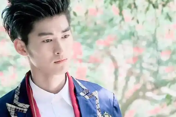 有多少人因他在剧中饰演霸道帅气的慕容云海而认识喜欢他的呢?