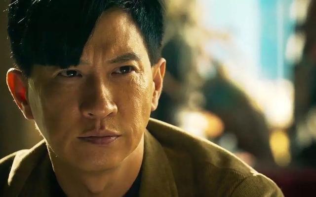 港风不好搭?学52岁的张家辉,梳成一款斜偏分发型,也很有精气神