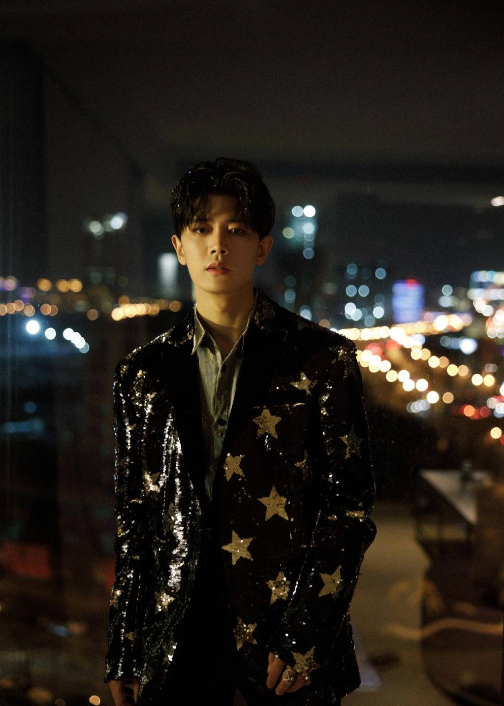 任嘉伦东方卫视跨年晚会造型公开 全身blingbling的宇宙最亮的仔