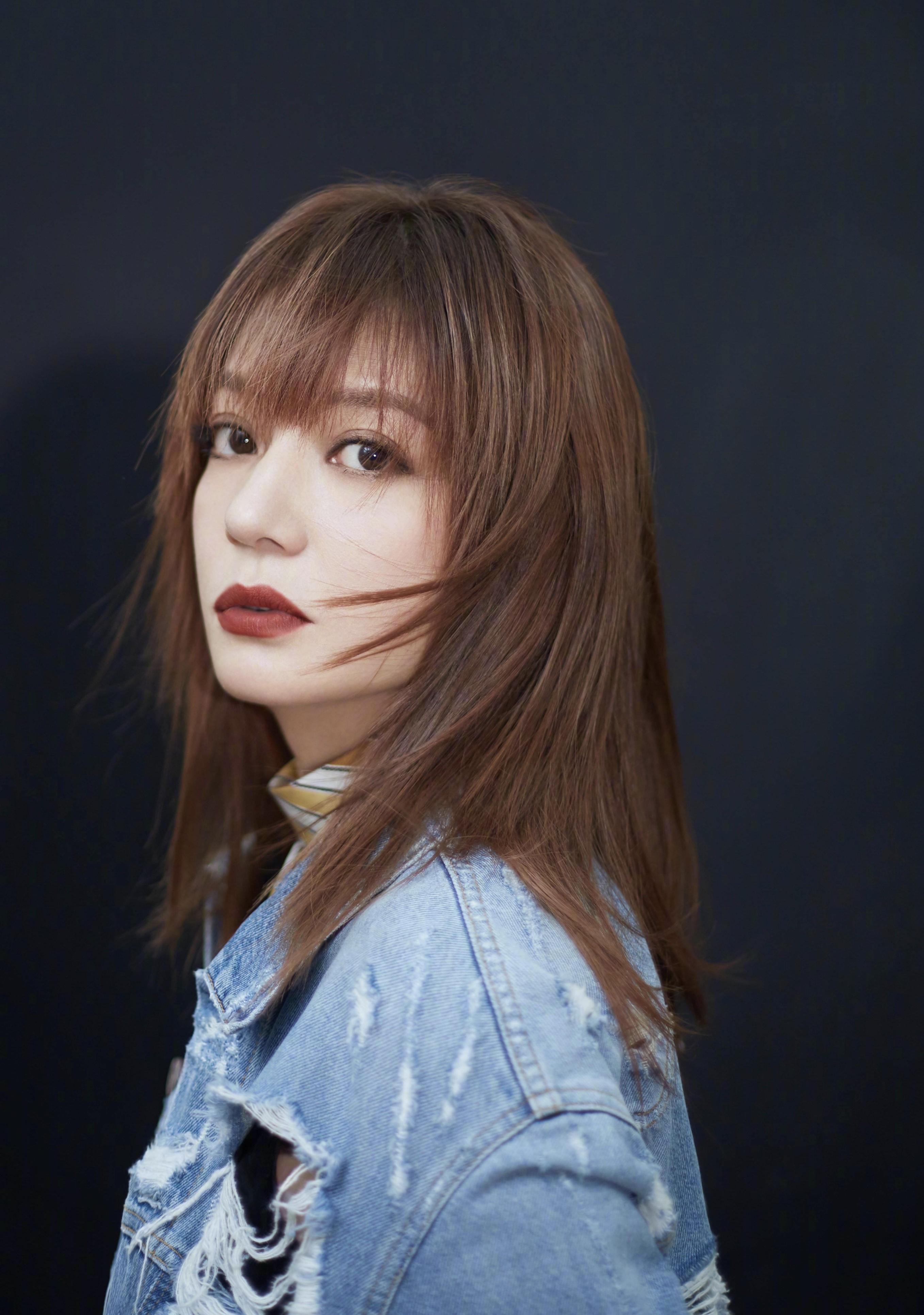 赵薇个人资料简介出生年月(47岁赵薇现身机场击破移民传闻,评论区沦陷