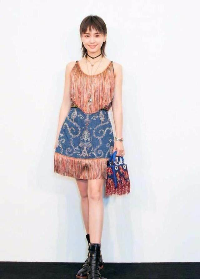 王子文的体重只有40公斤,可以说是非常苗条了,所以身高1