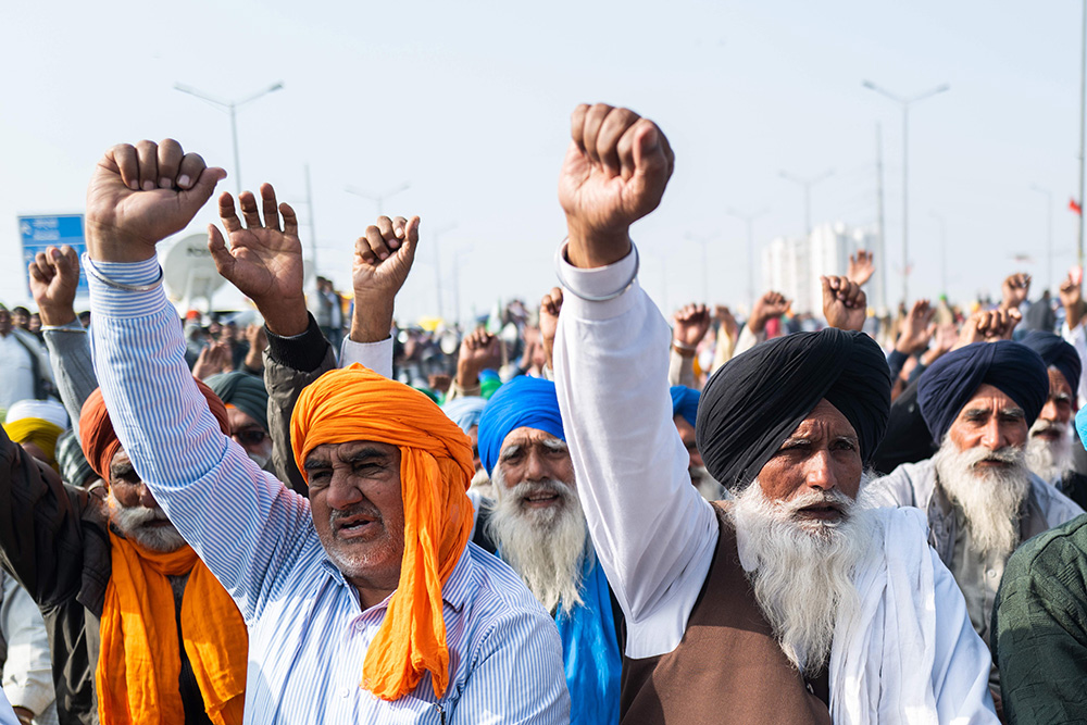 当地时间2020年12月14日,印度北方邦加济布尔,农民在进行抗议活动.