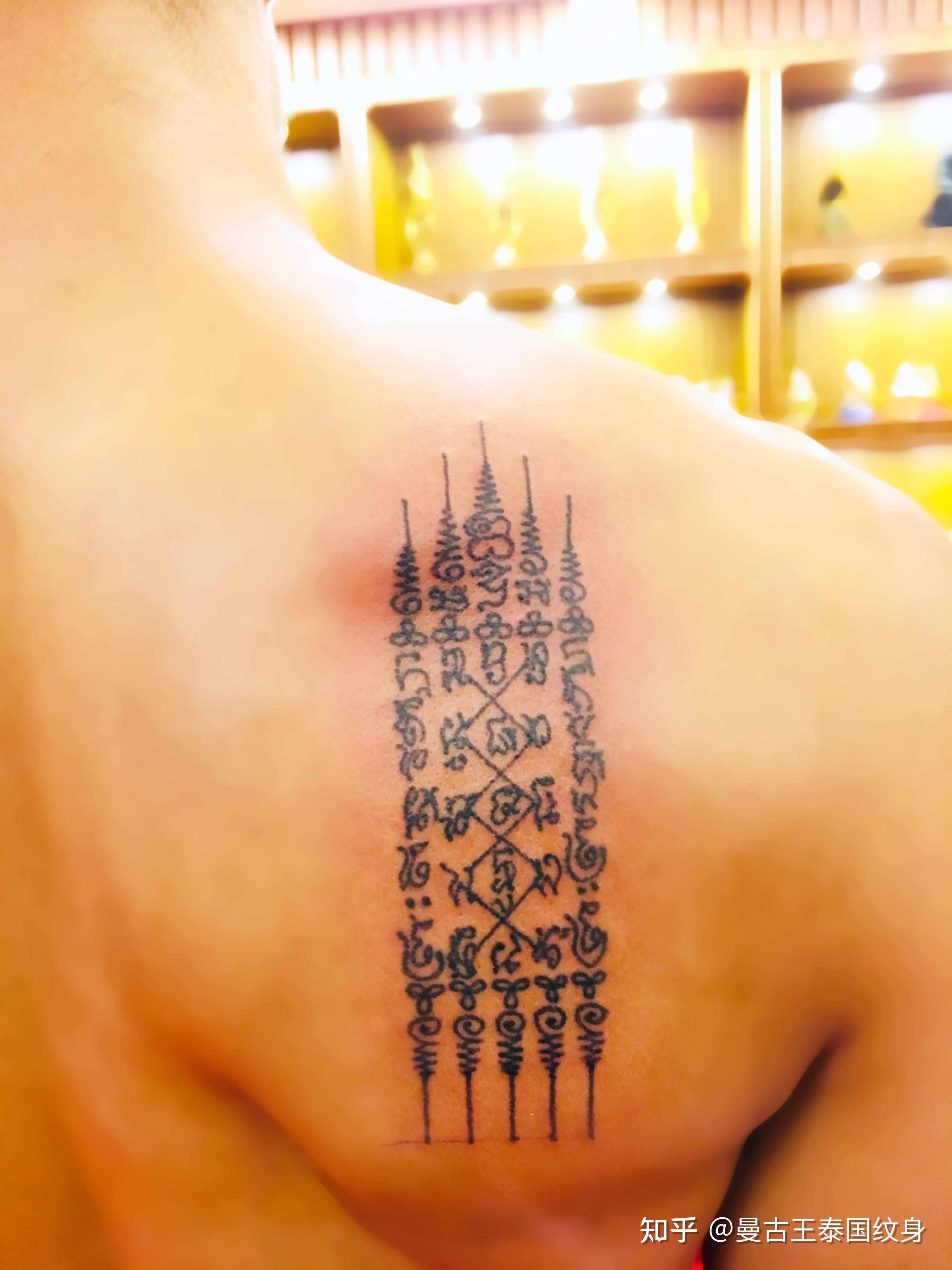 相比较一般纹身追求的美感而言,泰国刺符纹身的图案会依据佛教的经文