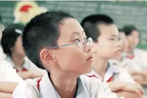 时尚生活   很多家长怕孩子近视或者是害怕孩子近视度数加深,会跟老师