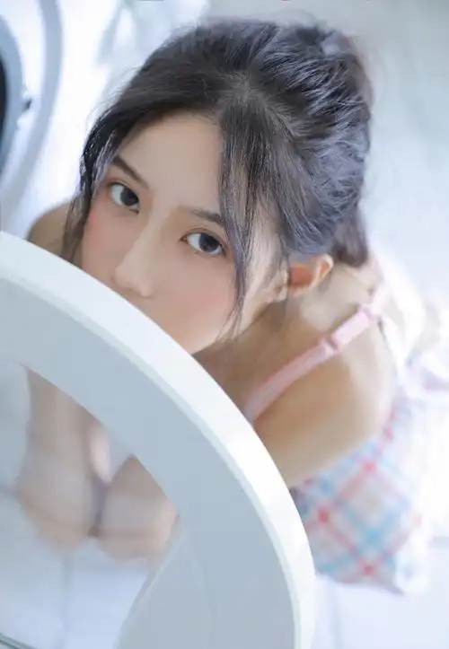 写真中美女身穿白色吊带内衣,清新格子睡裤小露蛮腰,精致魅力释放中