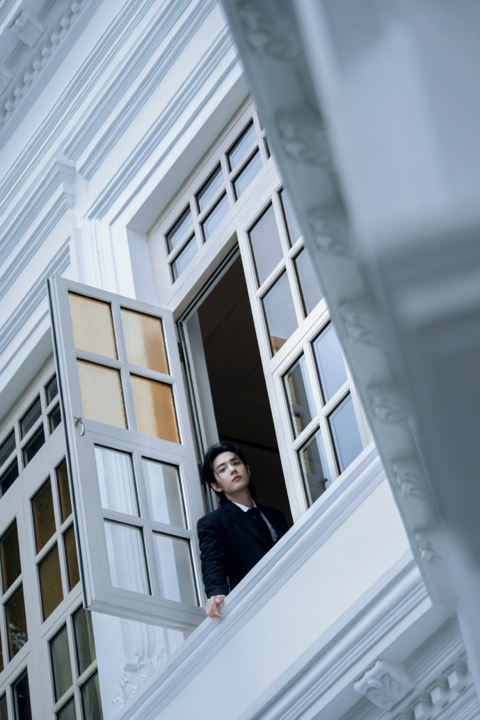 官网及推特杂志于12月5日报道了肖战出席新加坡mbs拉夫劳伦新款cbub