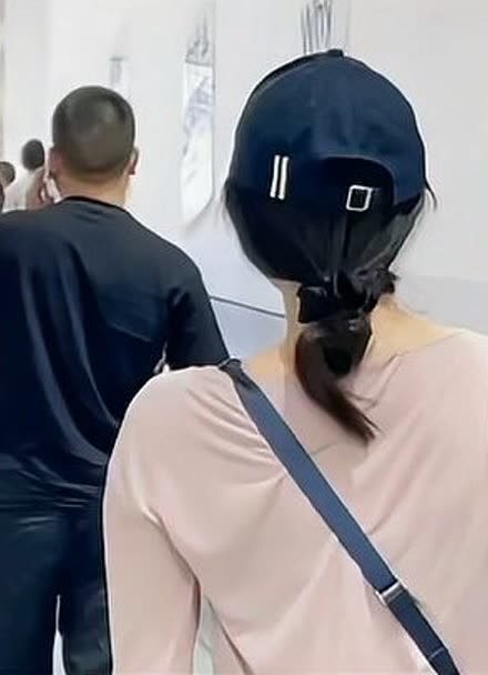 和女朋友逛街,满脸都是笑容,这大概就是爱情的模样吧!