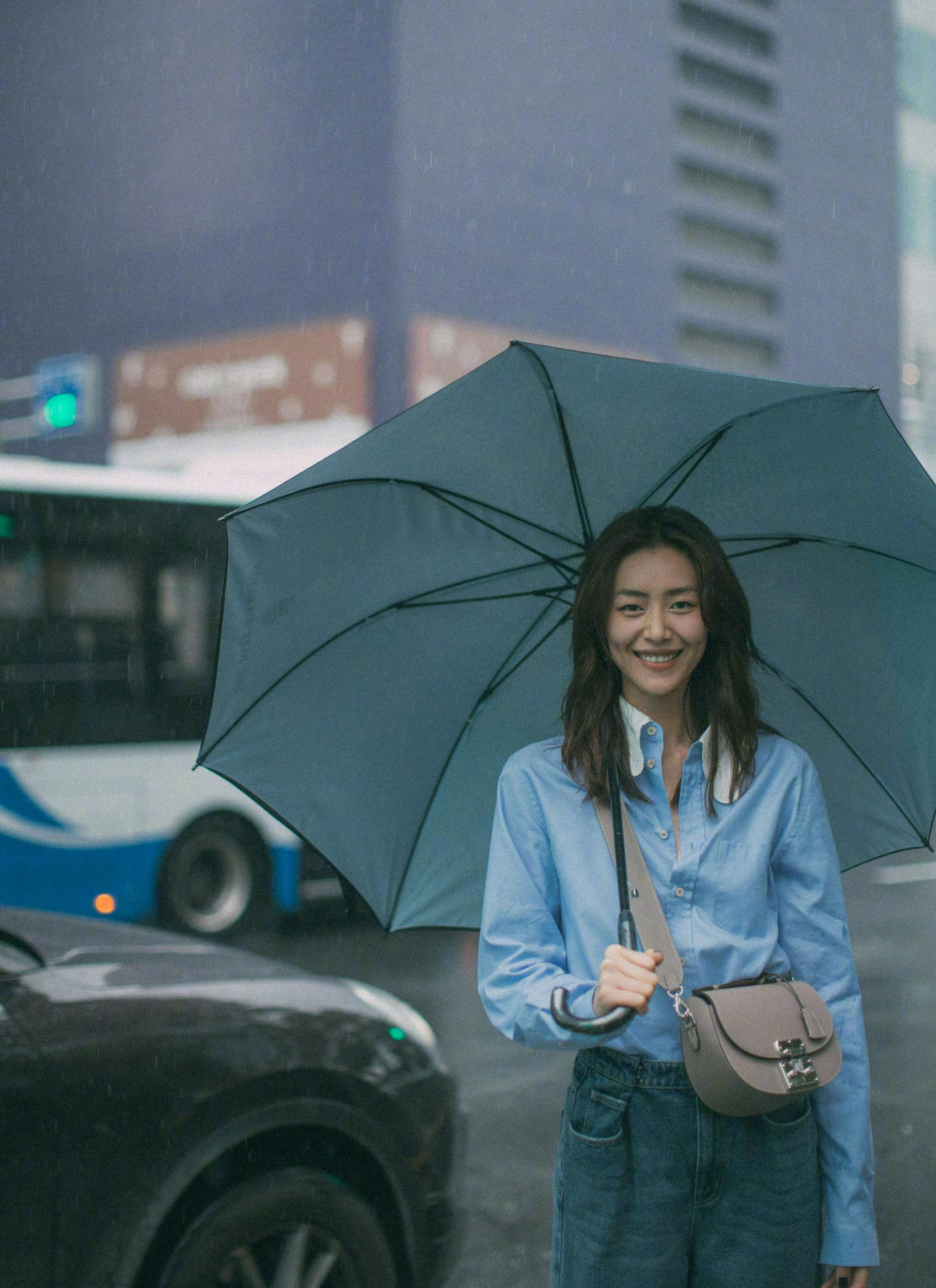 刘雯轻松舒服的雨天街拍