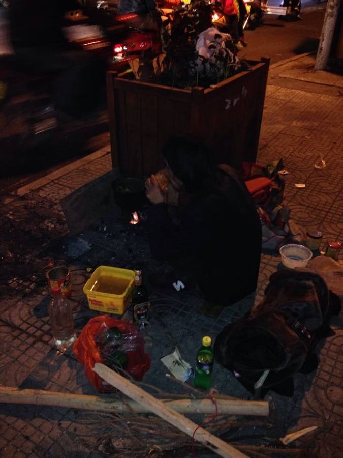 在闹市道路上如此生火喝酒,真是令哥佩服