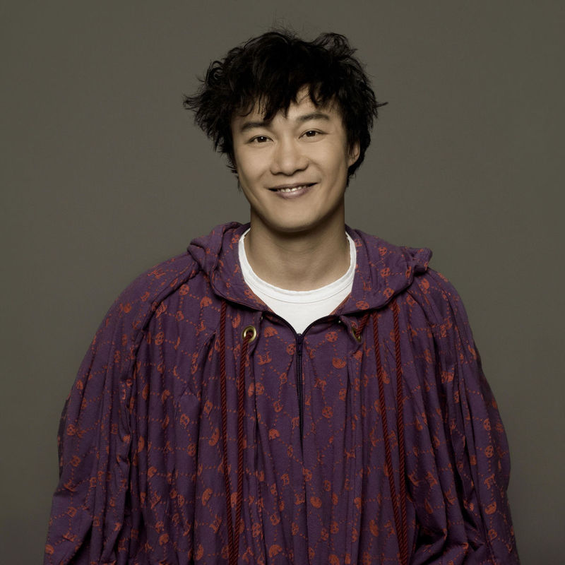 陈奕迅一家在日本被偶遇三人满面笑容打招呼14岁女儿长腿抢镜