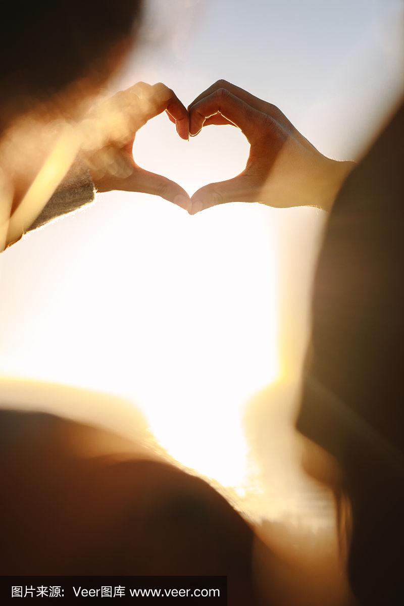 相爱的情侣用手指比划心