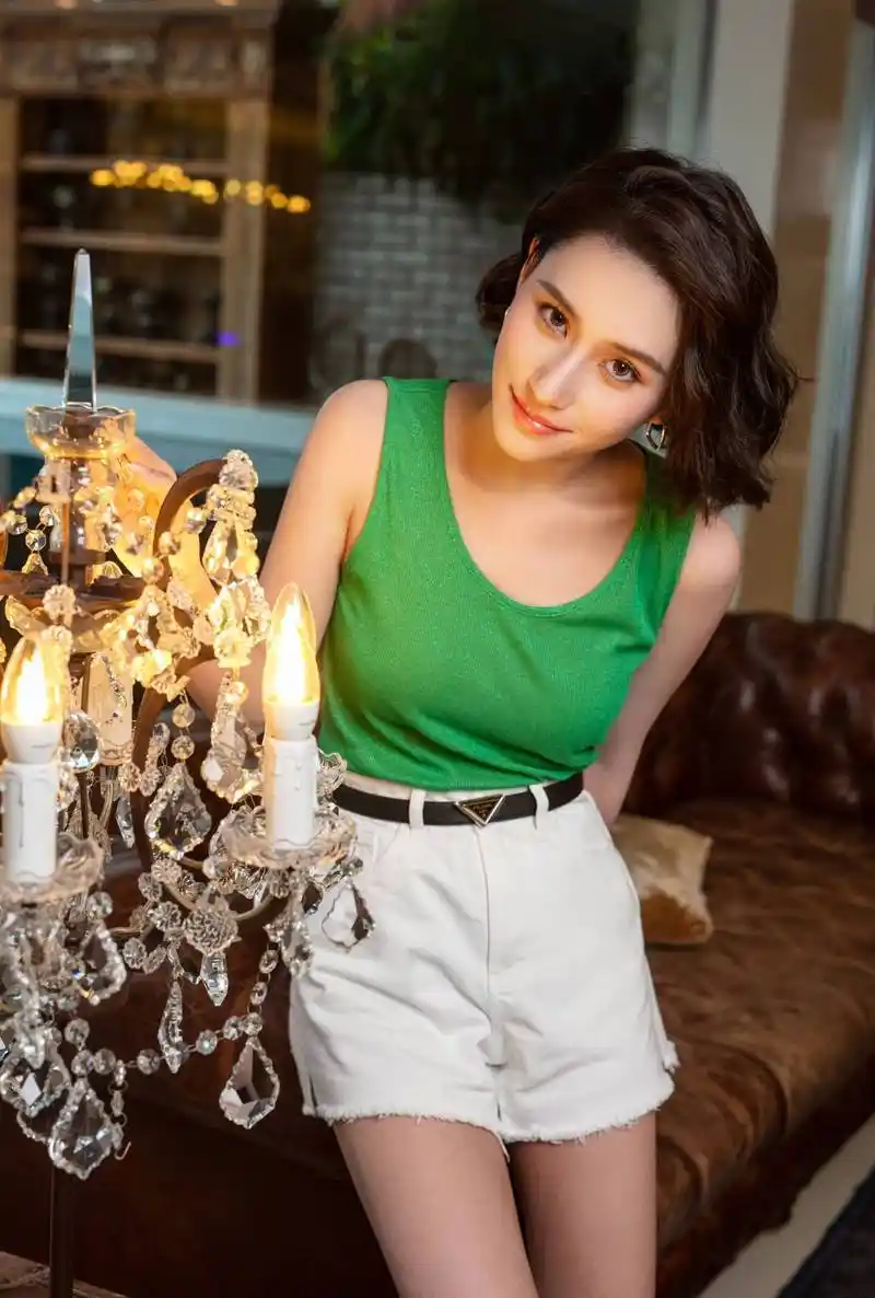 何超莲晒港风写真 复古妆容尽显浓颜系五官