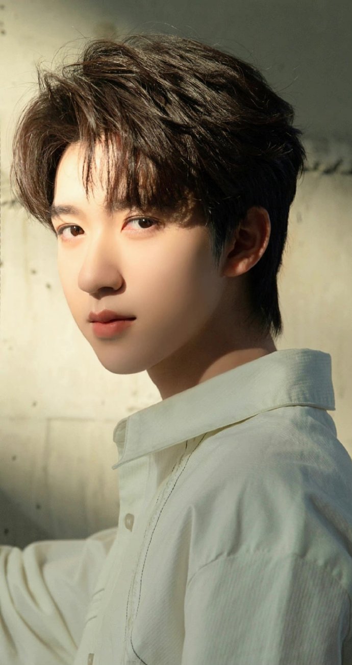 贺峻霖随拍造型分享,白色衬衫简单干练,在光影氛围感下尽显帅气与少年