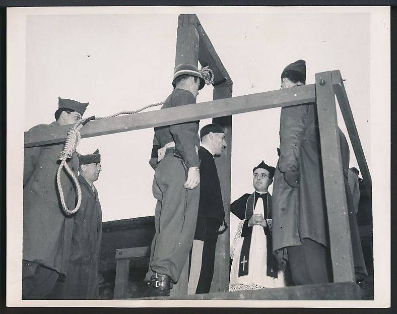 1946年10月16日纽伦堡军事法庭执行绞刑原始老照片