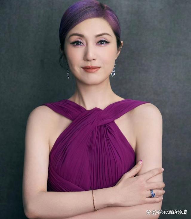 近日,年近50的杨千嬅在个人社交平台晒出一组紫色连衣裙照片,照片中的