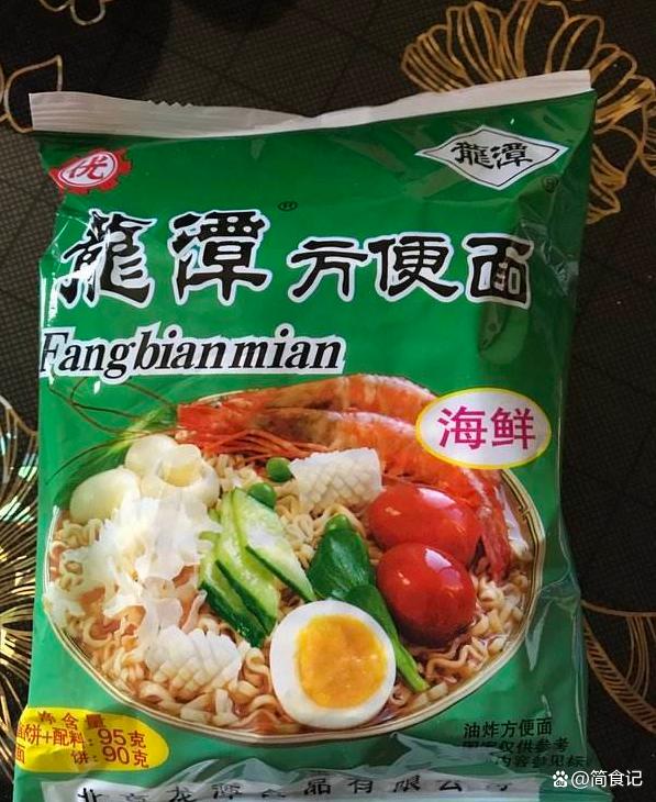 方便面,是一种起源于日本的快餐食品,诞生于1958年,因其食用方便,面世