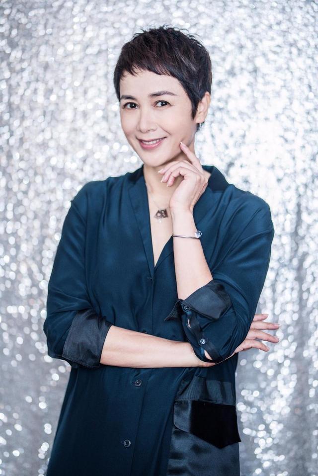 蒋雯丽气场全开,超短发搭配白色西服套现身,秒变成功女强人形象