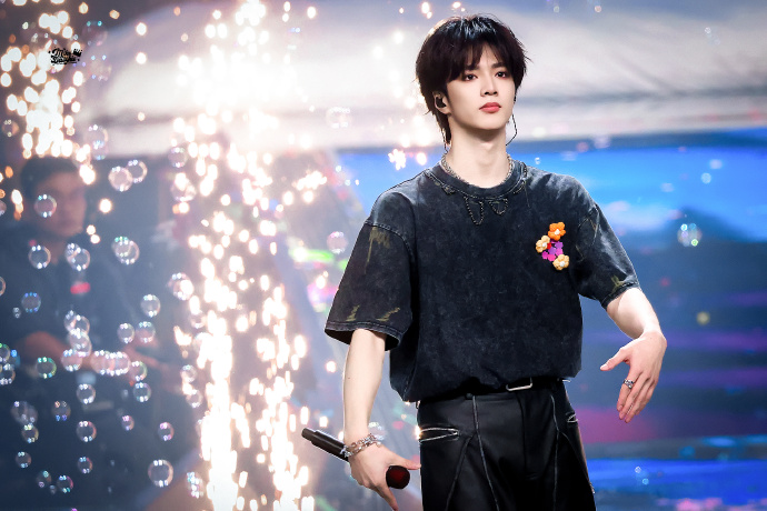 刘耀文叁重楼暨出道四周年演唱会