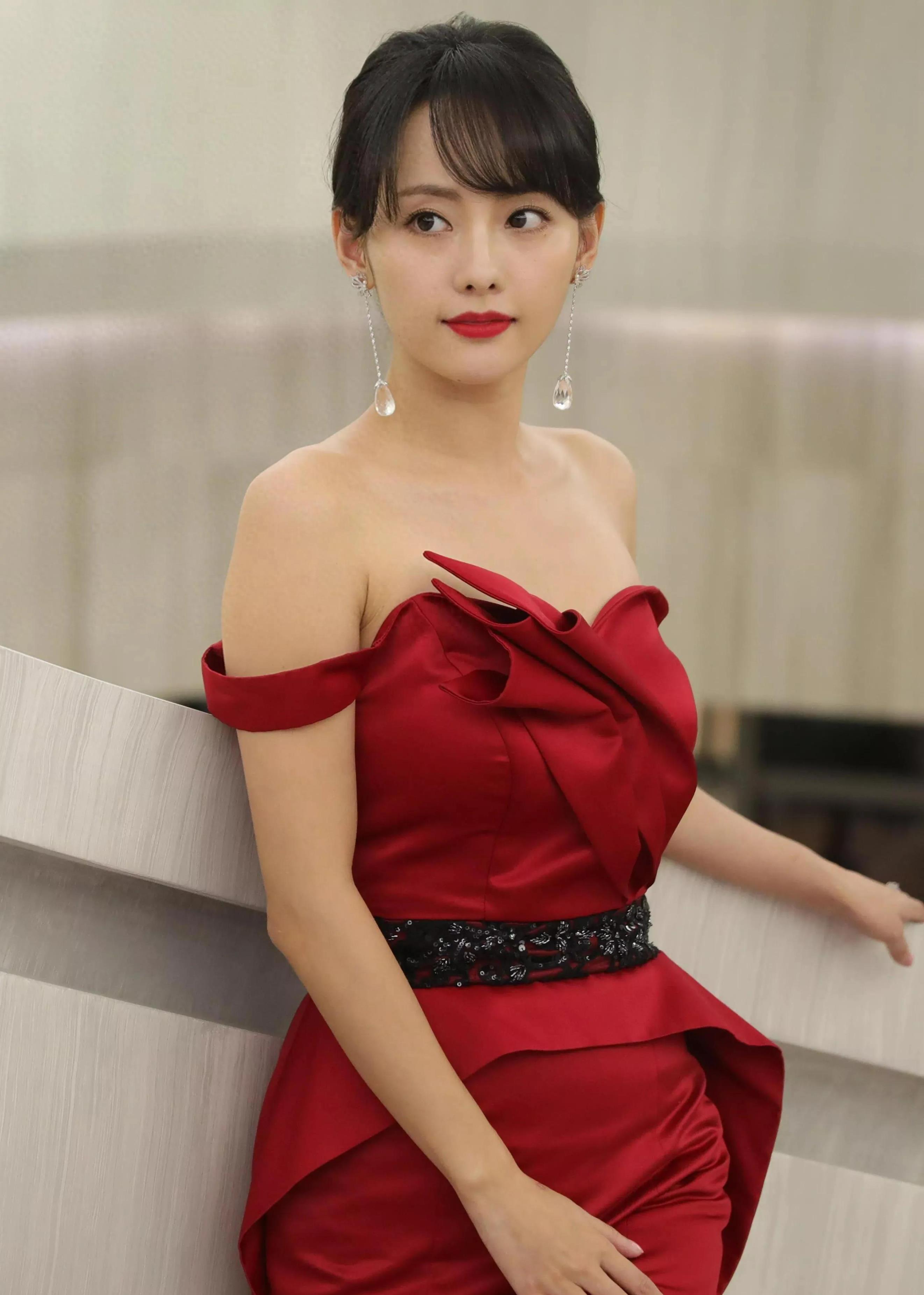 张嘉倪:36岁被男人抛弃,还失去两个孩子的抚养权,如今男方后悔_麦超