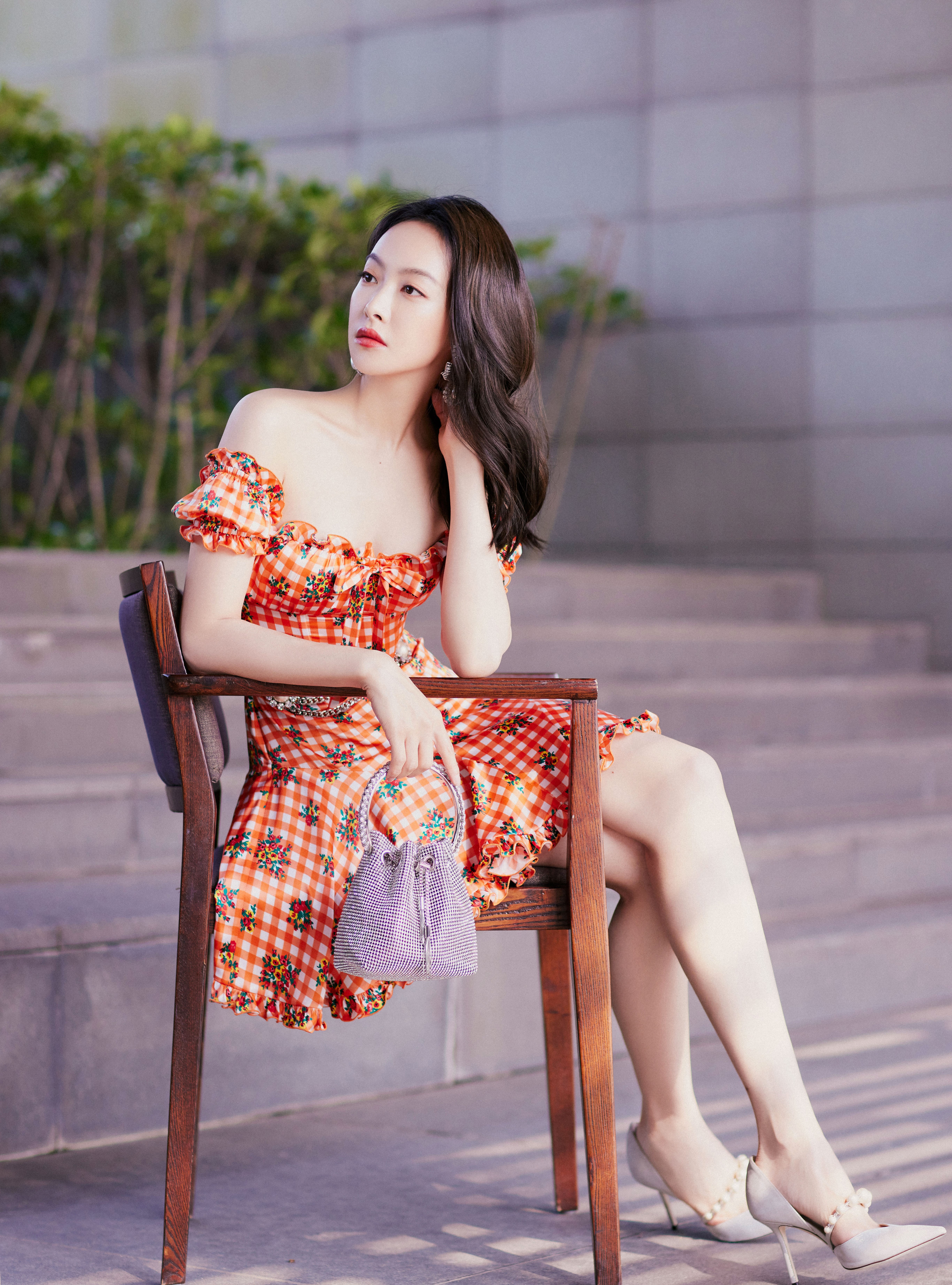 宋茜穿橙色露肩短裙拍写真直角肩大长腿惹人羡