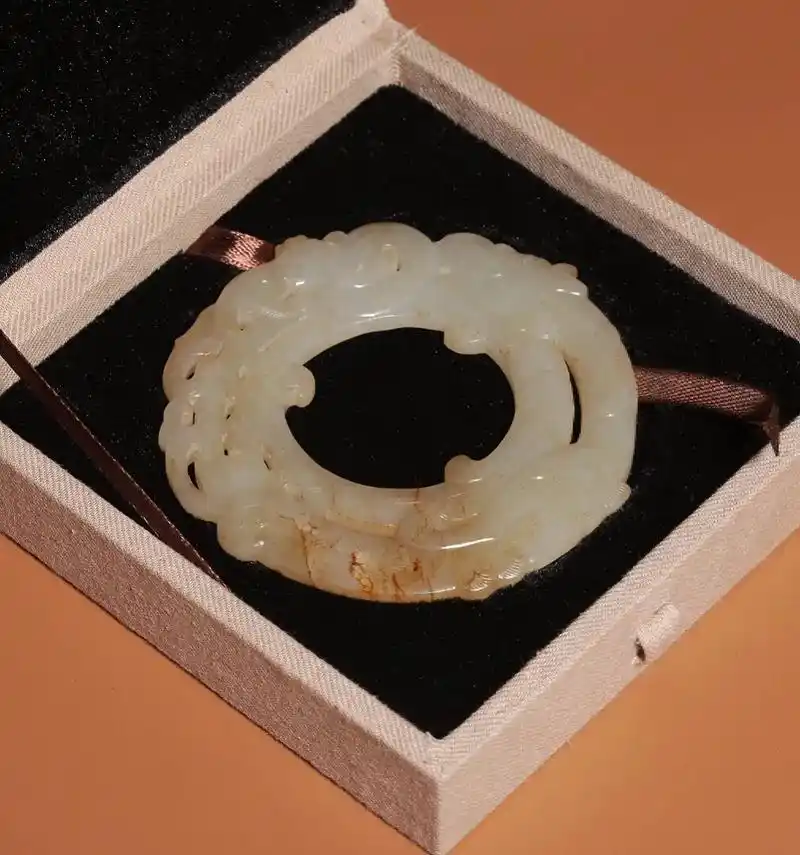 清代和田白玉螭龙环佩 直径8.8厘米,厚0.3厘米,重61克 - 抖音