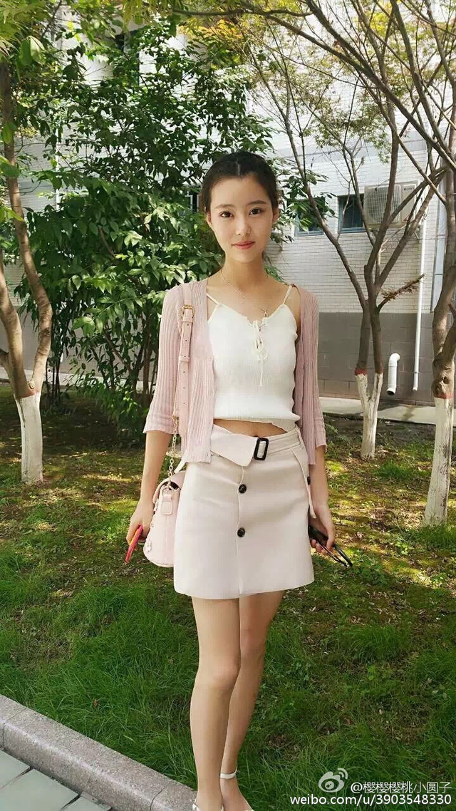 西外校花晒学士服写真 甜美又乖巧(图)