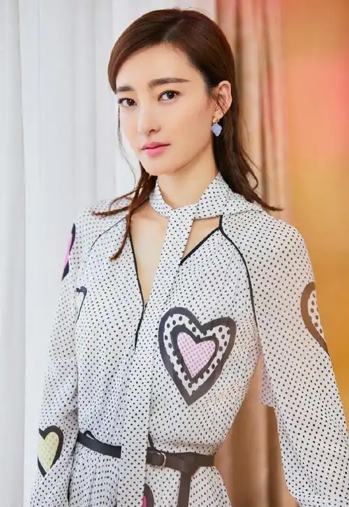 王丽坤侧辫发型超美!白色波点长裙清新迷人 网友:这才是真女神