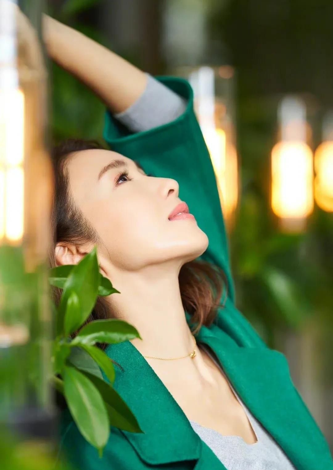 端庄优雅的黎姿,惊艳迷人,温婉秀丽的写真照!__财经头条