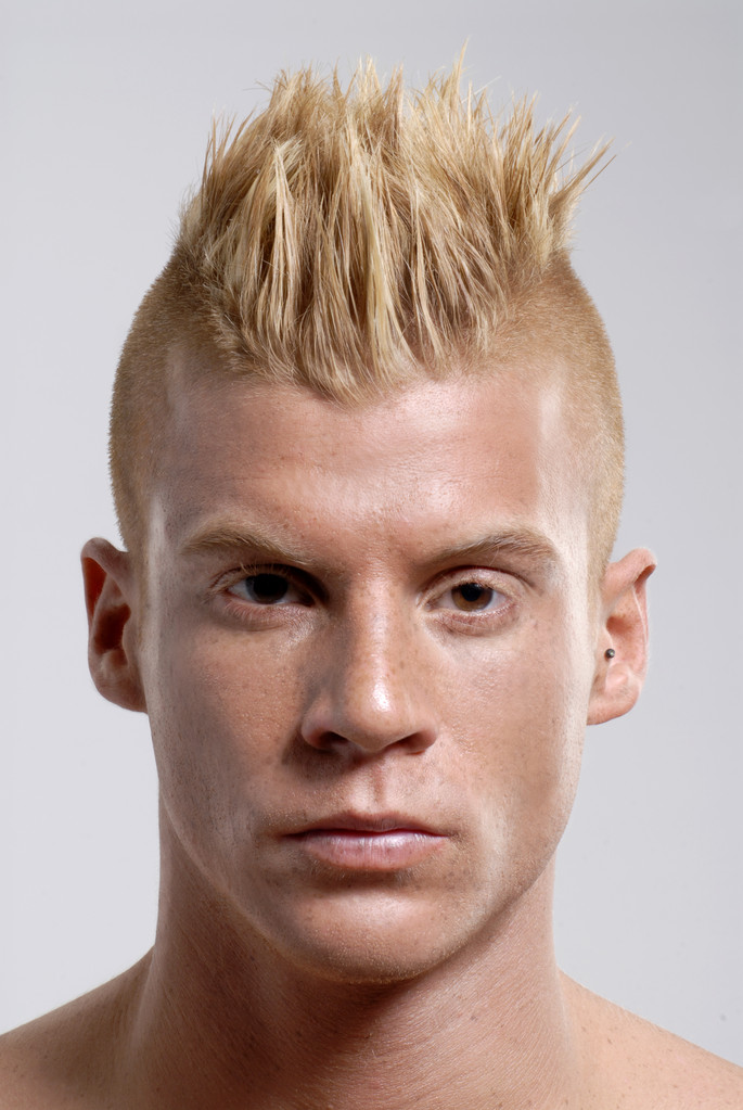 朋克发型男人肖像.