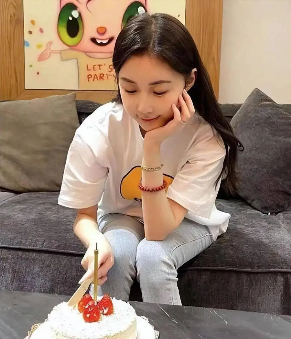 潘玮柏老婆晒照庆生,一身红衣妆容精致超美,收6个蛋糕展好人缘_宣云