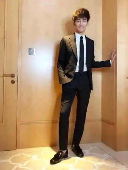 钟汉良穿西装晒迷之角度写真 无精修依然帅气十足 - 星辰影院