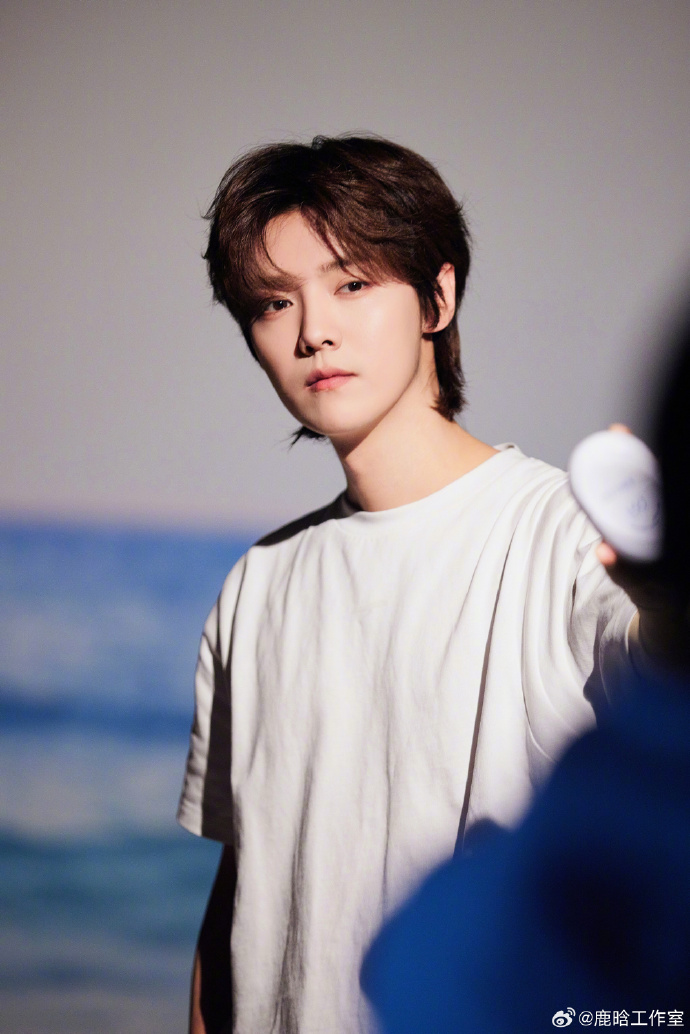 鹿晗超话今日份福利彩蛋掉落!#全世界最帅的老板#工作侧拍花絮已上新!