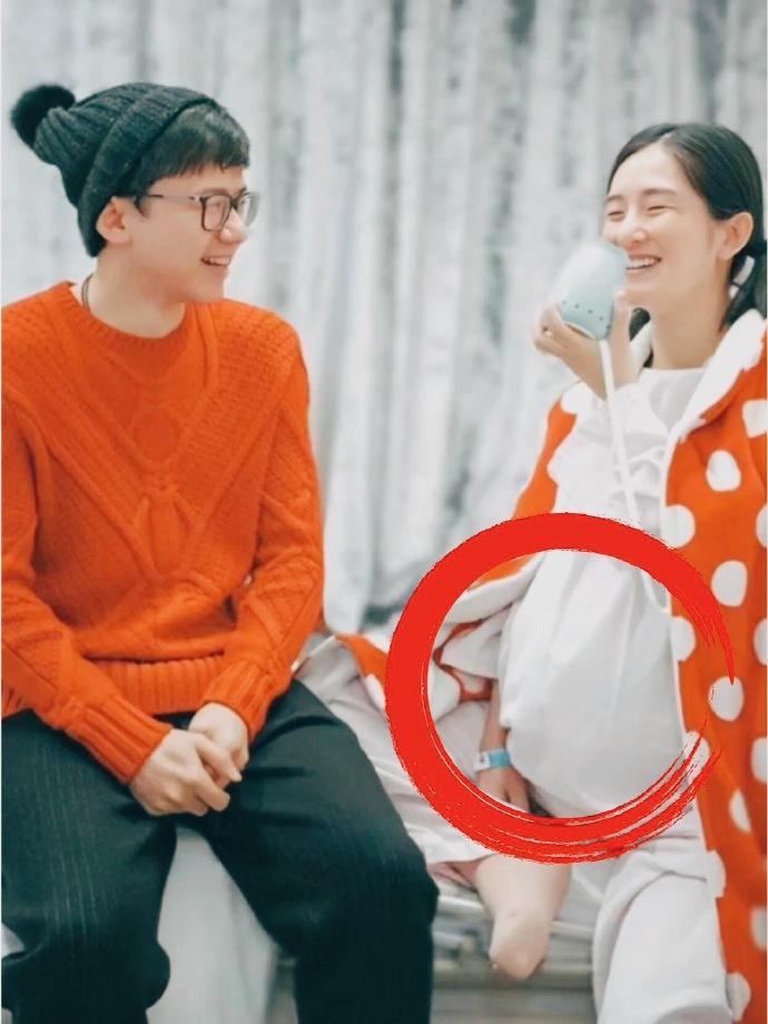 尤其是孕晚期,而且谢娜还是双胞胎,肚子特别大,行动估计都很难