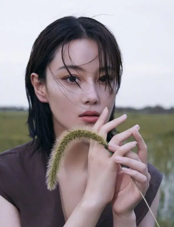 张馨予10年前旧照曝光粉色吊带烟熏妆网友一看就不好惹