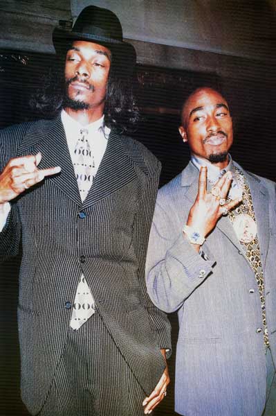 有关以下物品的详细资料: tupac 2pac & snoop dog suits 24x33